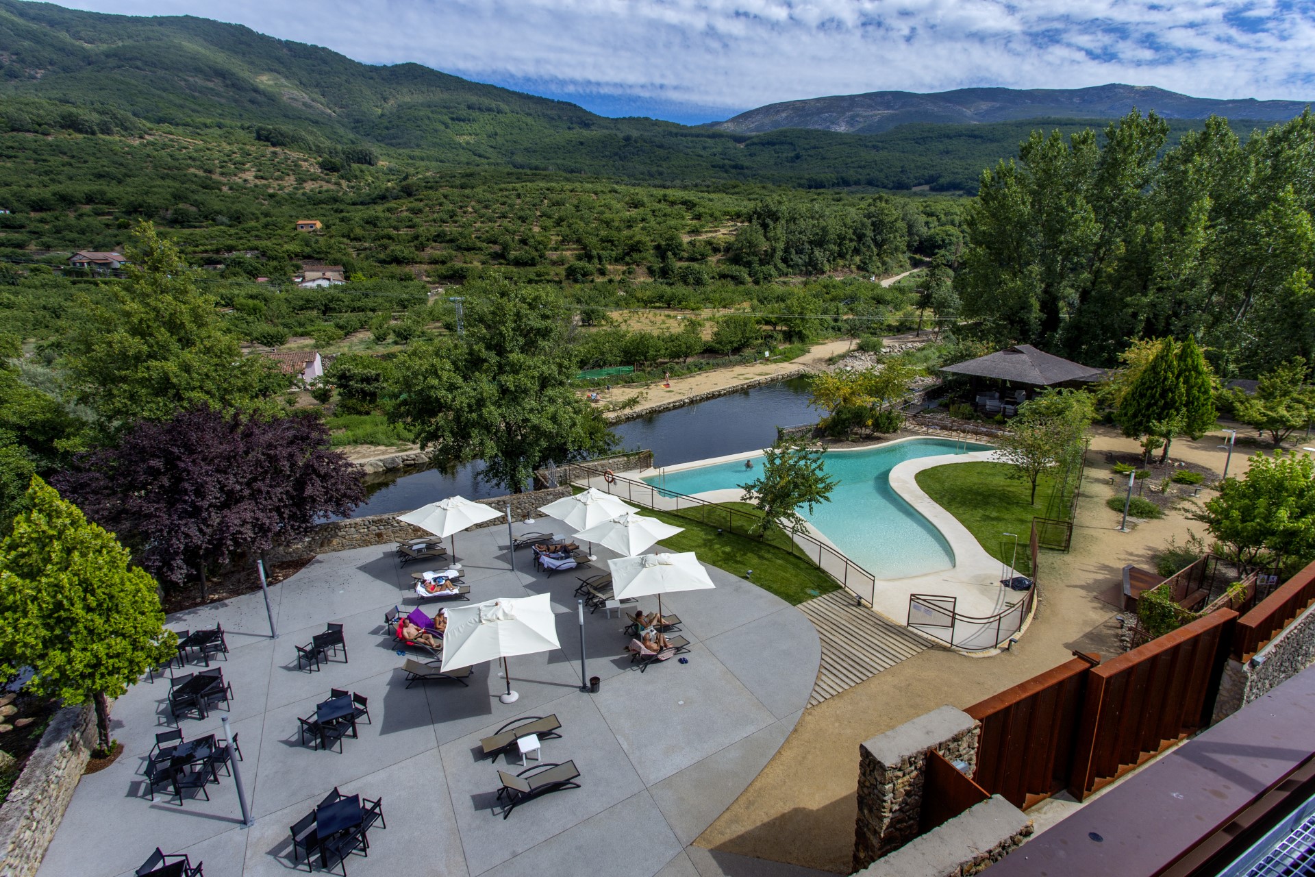Zona de piscina y jardín Hospedería Valle del Jerte